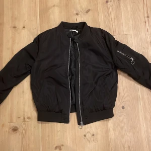 Bomberjacka  - Svart bomberjacka från H&M i storlek 164, inte använd så mycket.