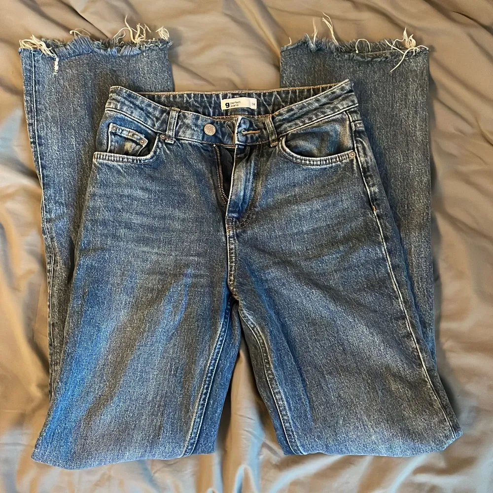Jeans från Gina, storlek 34 och knappt använda pga för små! Går ner till fötterna på mig som är 173 så dom är ganska långa. . Jeans & Byxor.