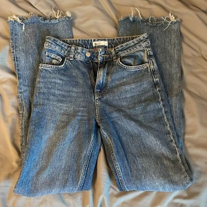 Jeans - Jeans från Gina, storlek 34 och knappt använda pga för små! Går ner till fötterna på mig som är 173 så dom är ganska långa. 
