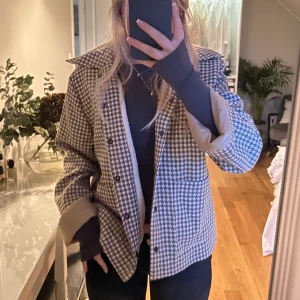 Jacka - Superfin brunrutig jacka! Perfekt till hösten med teddymatrial på insidan. Skriv privat om du har fler frågor❤️