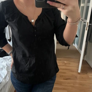 peak performance blus - Topp/ blus med trekvarts armar från peak performance, detta är mammas gamla som är sparsamt använd, storlek S men passar från XS-M