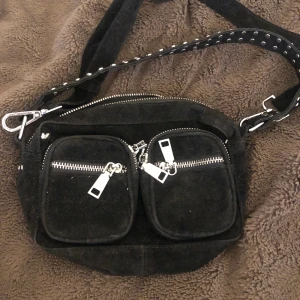 Noella väska - Säljer min knappt använda Noella väska för 250 pris kan diskuteras!❣️