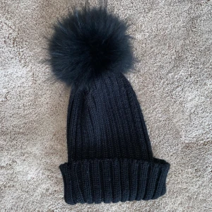 Hollies mössa äkta päls - Bästa och finaste mössan! Svart från Hollies med äkta pälsboll. Nypris ca 800 kr. 