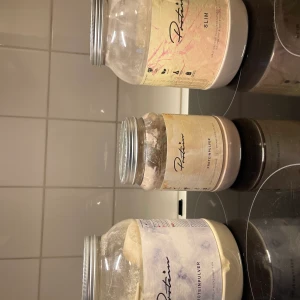 Proteinpulver/måltidsersättning - 3 stycken proteinpulver  Smak av vanilj milkshake, banan choklad, hallon vitchoklad  Knappt använda Hallon vitchoklad-300 kr (ord pris 450 kr) Banan choklad-100 kr (ord pris 200 kr) Vanilj milkshake-200 kr (ord pris 350 kr) Eller paketpris 450 kr + frakt