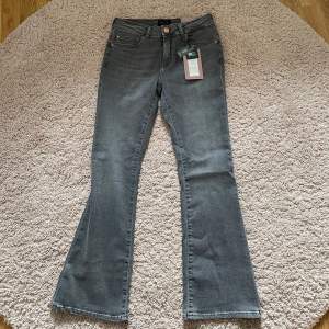 Low waist grå petite jeans, helt oanvända säljer för att jag inte såg att det stod petite på dom.