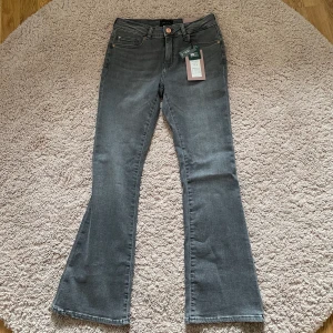 Petite jeans  - Low waist grå petite jeans, helt oanvända säljer för att jag inte såg att det stod petite på dom.