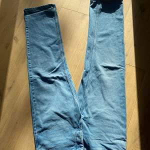 Just Junkies Wider - Snygga och sköna jeans, tyvärr fel storlek för mig. Fick de i julklapp förra året, har använt de 2 gånger, därefter har de bara samlat damm i garderoben, därav säljer jag de. Hör av dig vid frågor/funderingar