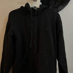 Säljer en svart Acne hoodie i storlek xs Pris kan diskuteras