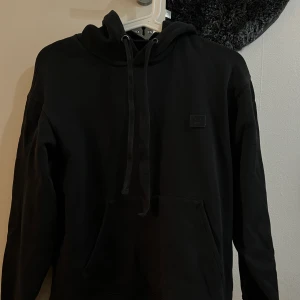Acne hoodie - Säljer en svart Acne hoodie i storlek xs Pris kan diskuteras