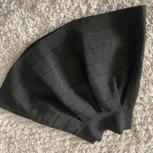 Snygg svart kjol med mönstrat tyg, köpt från hm längesen men bra skick 