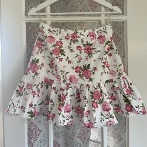 Helt ny kjol från Rare London - Helt ny kjol med lappen kvar från ”Rare London”, dragkedja på baksidan (se bild 2). Storlek 38!😇 Ganska liten i storleken skulle jag säga!