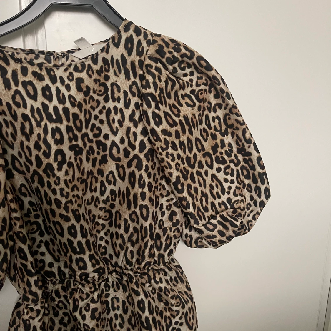 Leopardblus med puffärmar - 90