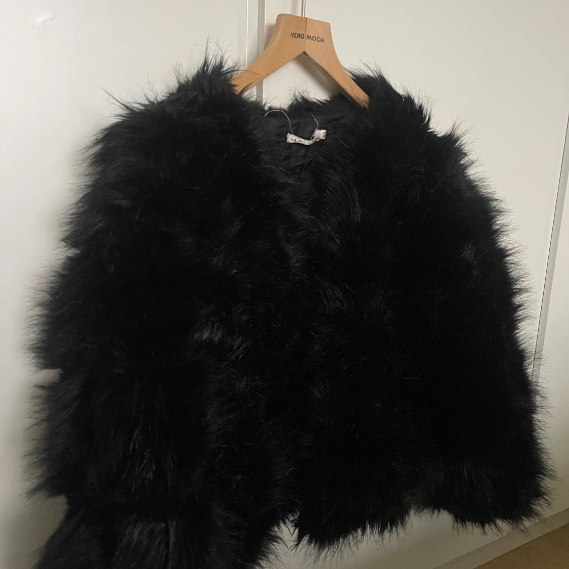 Svart pälsjacka (fusk)