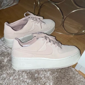Nike sneakers  - Säljer mina äkta nike skor som har används cirka 5ggr. Är väldigt fräscha✨ Köpta på JD för 1250kr