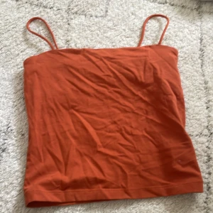 Spagetti strap topp - Orange spaghetti strap topp från Gina :) Storlek S! 