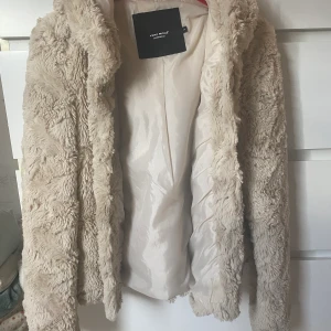 Jacka ifrån vero moda  - Fluffig och skön jacka ifrån vero moda! Den har luva och är knäppbar, även fickor! Nästan aldrig använd och pris kan diskuteras vid snabb affär💕