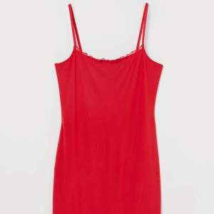 Röd klänning från H&M i storlek m. Säljer för 35 kr + frakt ♥️♥️ Storlek M. Skriv för mer information eller bilder 🌞🌞
