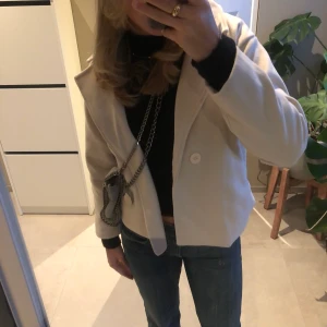 Fin kort kappa - Säljer min kappa i storlek 34, perfekt till hösten och vintern nu! Säljer den för 500 kr, priset kan diskuteras Köparen står för frakt