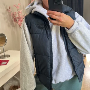 Väst  - Fin väst som knappt är använd 