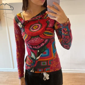 Långärmad tröja från Desigual - Jättefin tröja från märket Desigual! Storlek XS! Använd fåtal gånger, fint skick! 100kr + frakt 