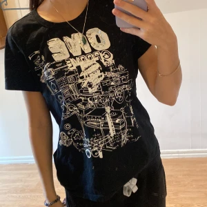 T-shirt med tryck - Cool T-shirt med tryck från märket crocker! Storlek M men passar mig som oftast har S:) Fint skick, använd fåtal gånger. 50kr + frakt!