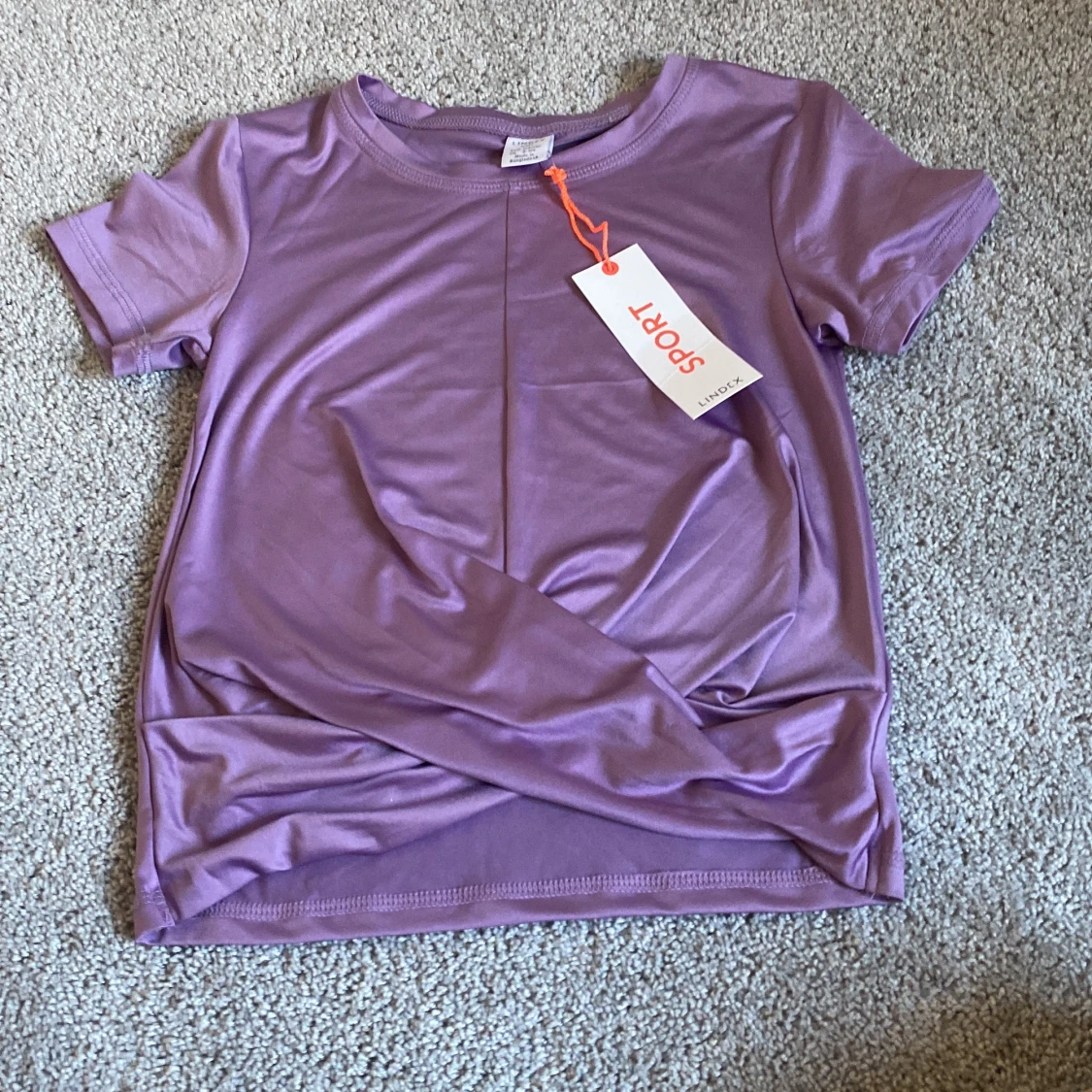 En sports topp som är helt oanvänd.