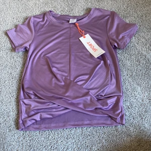 En sports topp som är helt oanvänd.  - En sports topp som inte har används en ända gång. Från Lindex. 