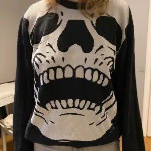 Snygg och fascinerande knitwear storlek M/L  buda från 350, köp direkt för 500