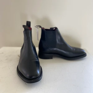Loake läderboots - Loake shoemakers läderboots, använda ett fåtal gånger. Mycket fint skick. Svart skinn, tillverkade i England. 