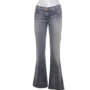sååå snygga lågmidjade bootcut jeans från rock & republic. Helt perfekta (kolla sista bilden på färgen och detaljerna på fickorna😍). Storlek 28/32 och midjemåttet är 70 ❤️Obs: säljer endast vid bra bud