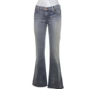 Rock and republic Jeans - sååå snygga lågmidjade bootcut jeans från rock & republic. Helt perfekta (kolla sista bilden på färgen och detaljerna på fickorna😍). Storlek 28/32 och midjemåttet är 70 ❤️Obs: säljer endast vid bra bud