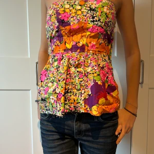 Mönstrad topp - Topp från HM som jag klippt till lite. Gammal modell så den finns ej kvar i butik. Dragkedja på sidan. Supercool, unik och fin festtopp t. Ex!