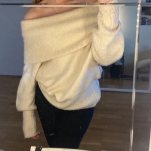 Stickad träja - Extremt fin och populär tröja, köpt på hm för några veckor sen så den är i super skick! Storlek s men passar både mindre och större än så!