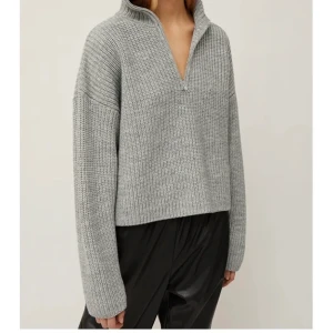 Stickad zip up  - Säljer denna fina tröja från weekday som är perfekt till hösten och vintern. 