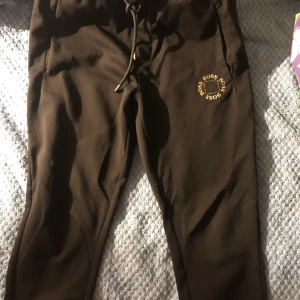 Hugo Boss byxor - Ett par Boss byxor i storlek s som har kommit att bli lite för liten för mig, priset är inte hugget i sten!
