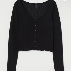 Tröja  - Svart tröja från h&m som inte ha kommit till användning. Storlek Xs men passar även S