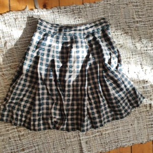 90-talskjol i bomull - perfekta kjolen i stabilt bomull! kvalitetsplagg med dragkedja o knapp vid midjan, ribbad för volym:-)