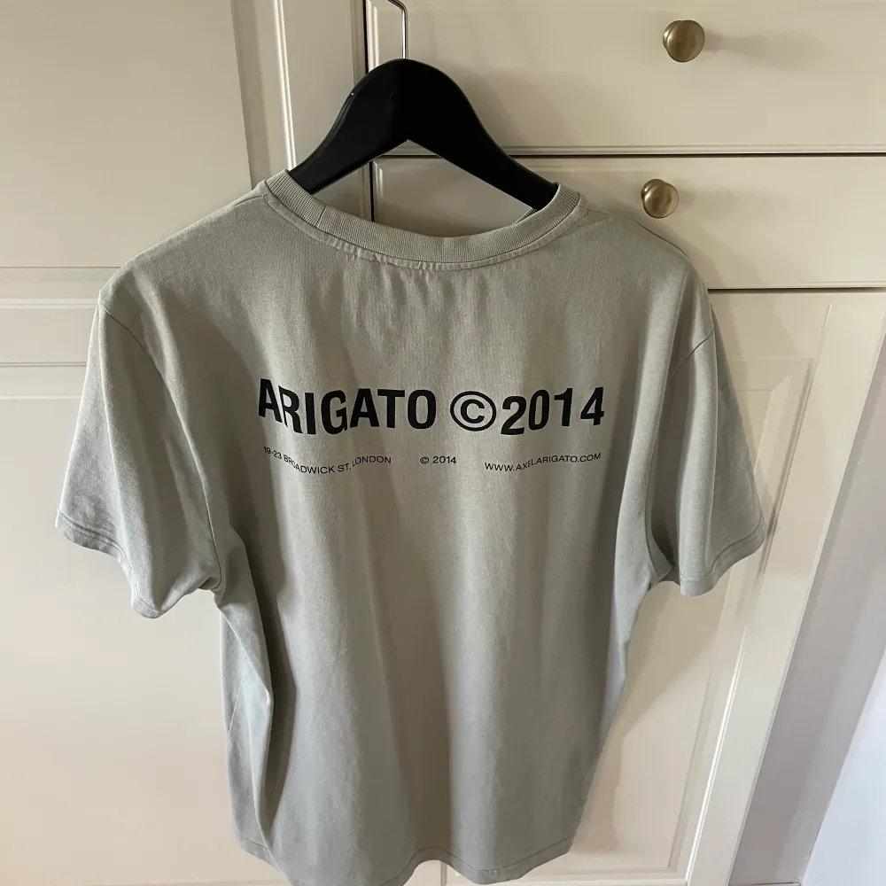 Säljer en arigato t-shirt i storlek M sitter hyfsat boxy. Nypris var 850.. T-shirts.