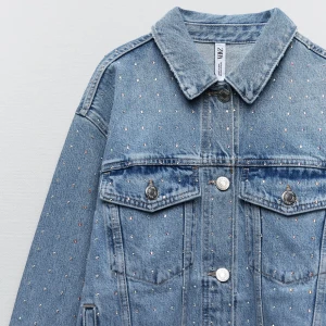 Jeansjacka med strass - Jeansjacka med strass från Zara!! Använd fåtal gånger och i jättebra skick 💙 Storlek S!!