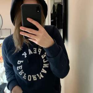 Hoddie från PeakPerformance. Storlek M, knappt använd 