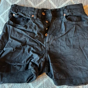 Diba shorts från lager 157 - Svarta shorts från lager 157 spartst använda Väldigt skrynkliga på bild!! Pris: 40kr + frakt