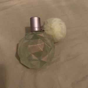 Ariana görande parfym - Säljer nu min Ariana grande moonlight 100ml parfym. Är ungefär halva flaskan kvar 