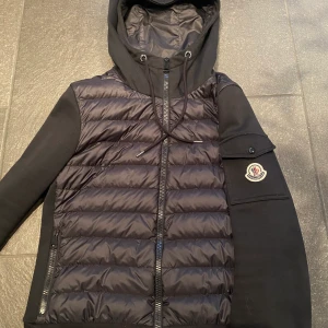 Moncler jacka - Säljer min marinblå oanvända moncler jacka i storlek XS, med luva💕 Köptes för 8000 på NK Göteborg (säljer pga felköp) kvitto finns😊 Skick 10/10 Är inte öppen för byten