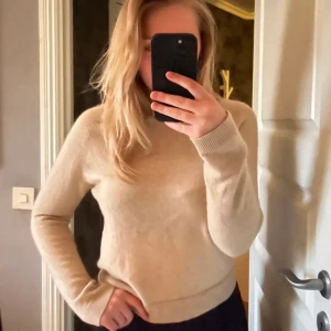 Kashmir tröja - Säljer min så snygga och sköna 100% Kashmir tröja, perfekt nu till hösten😍  300kr+frakt 