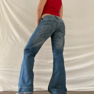 Snyggaste lågmidjade jeansen! - Så snygga lågmidjade utsvänga jeans! Midjemått 80 innebenslängd 77cm