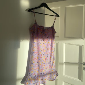 Collusion klänning strlk 40 - Blommig sommarklänning. Använd en gång. Väldigt bekväm