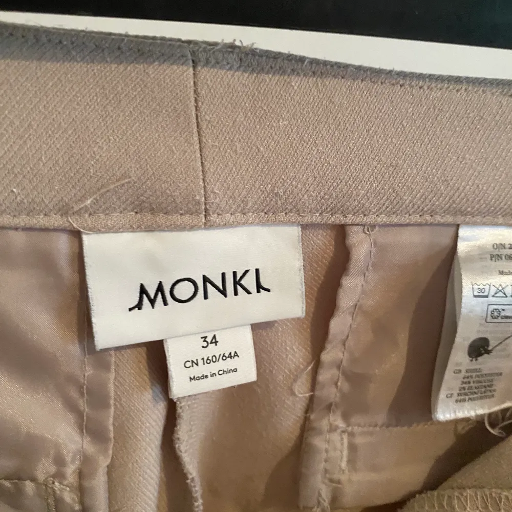 Beiga kostymbyxor som inte kommer till användning. De kommer från monki och är i storlek 34. Första bilden är lånad från en hemsida. Pris kan diskuteras . Jeans & Byxor.