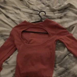 Tröja  - Säljer denna oranga tröja med sitter perfekt på.
