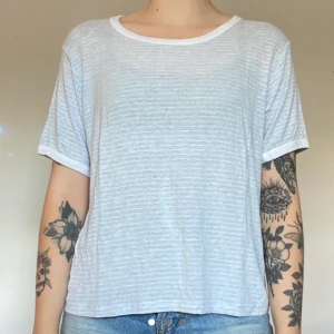 Brandy Melville T-shirt  - Ljusblå och vitt randig T-shirt från brandy Melville   Använd men i bra skick  Storlek onesize (xs-s)  Pris kan diskuteras ☺️