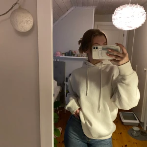 Bohoo hoodie strl S  - Jättefin och mysig hoodie med ett fint och lite diskret tryck på ryggen🤍 tyvärr alldeles för stor för mig🤍 har inte använt så mycket och därför i fint skick🤍strl S men passar absolut M också🤍 200kr men priset kan diskuteras🤍 köparen står för frakten🤍